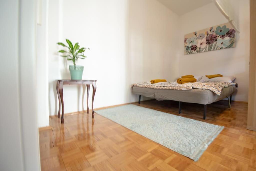 Charming Apartment with super easy parking area view 4