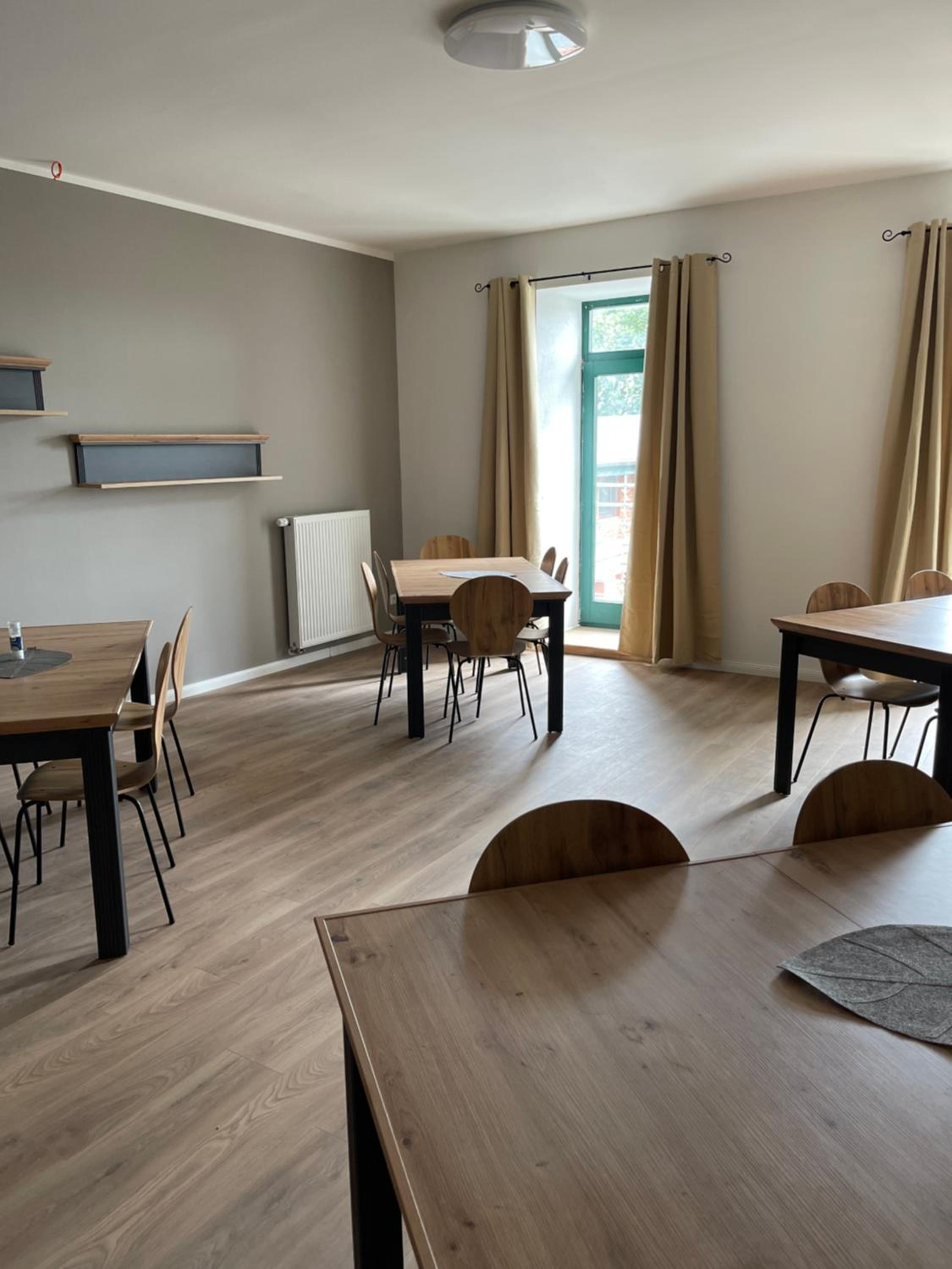 Neu renoviert: 11 Zimmer mit großer Wohnküche, mitten in der Natur