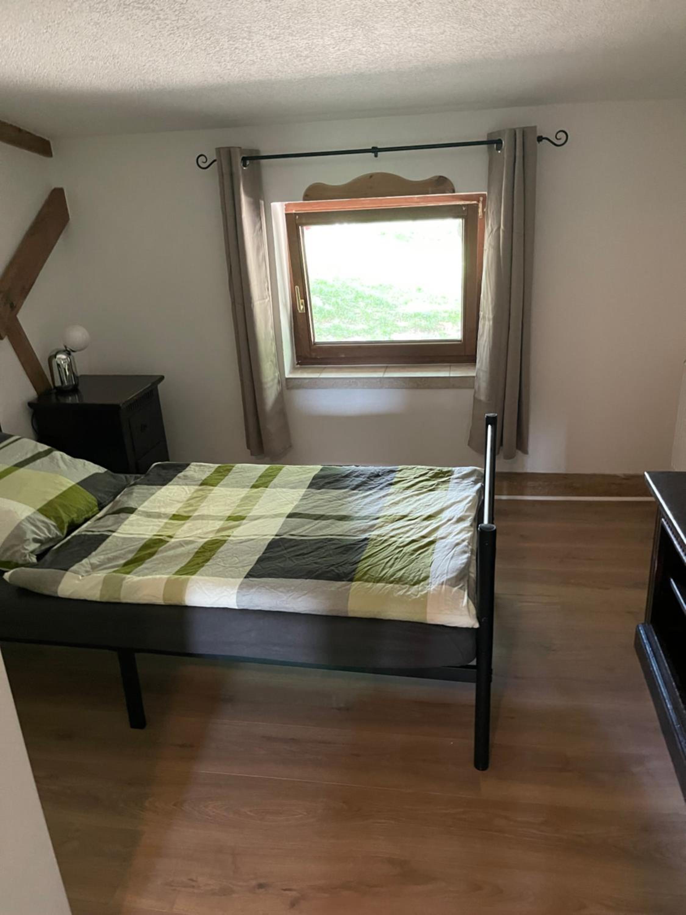 Neu renoviert: 11 Zimmer mit großer Wohnküche, mitten in der Natur