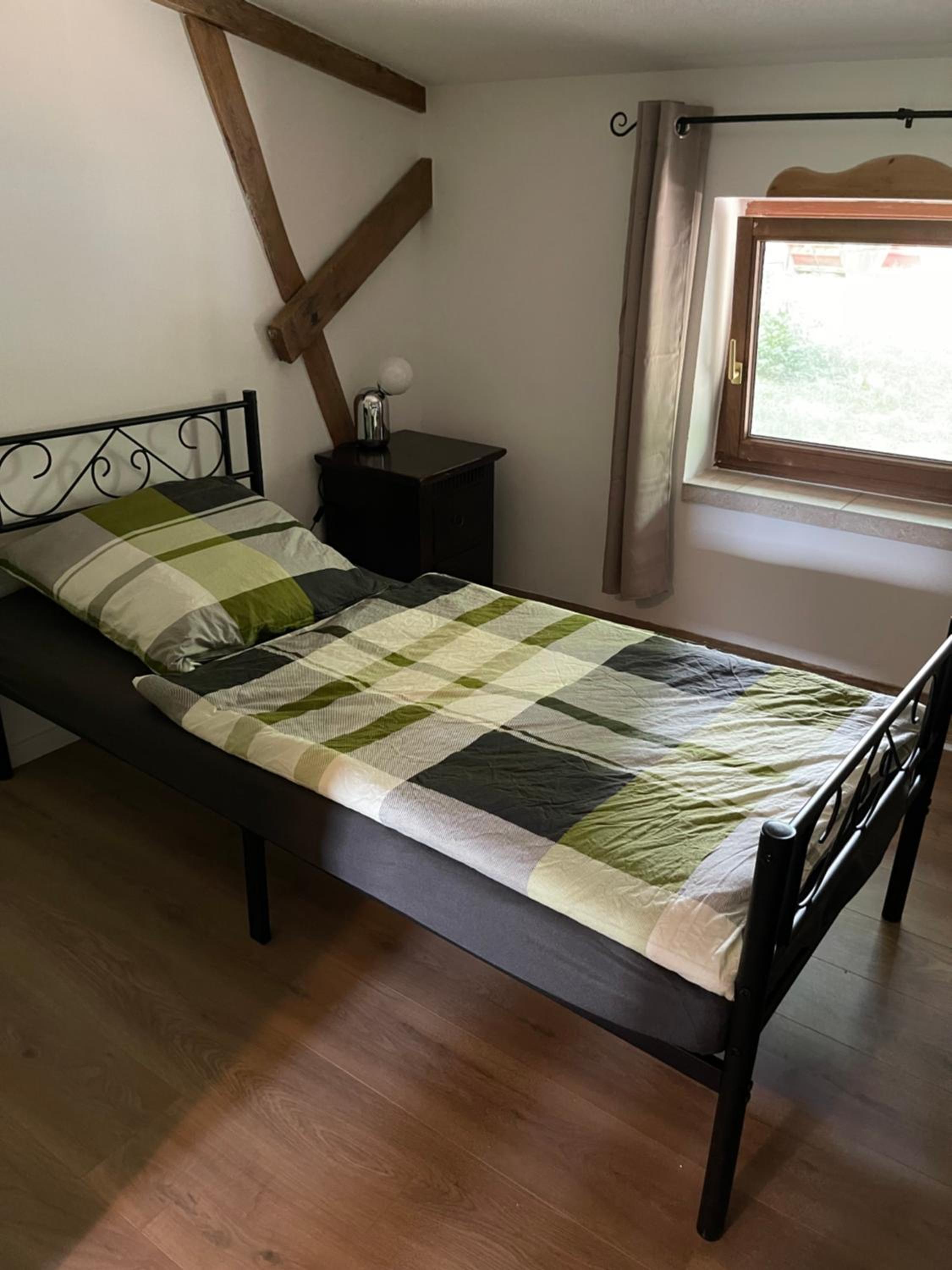 Neu renoviert: 11 Zimmer mit großer Wohnküche, mitten in der Natur