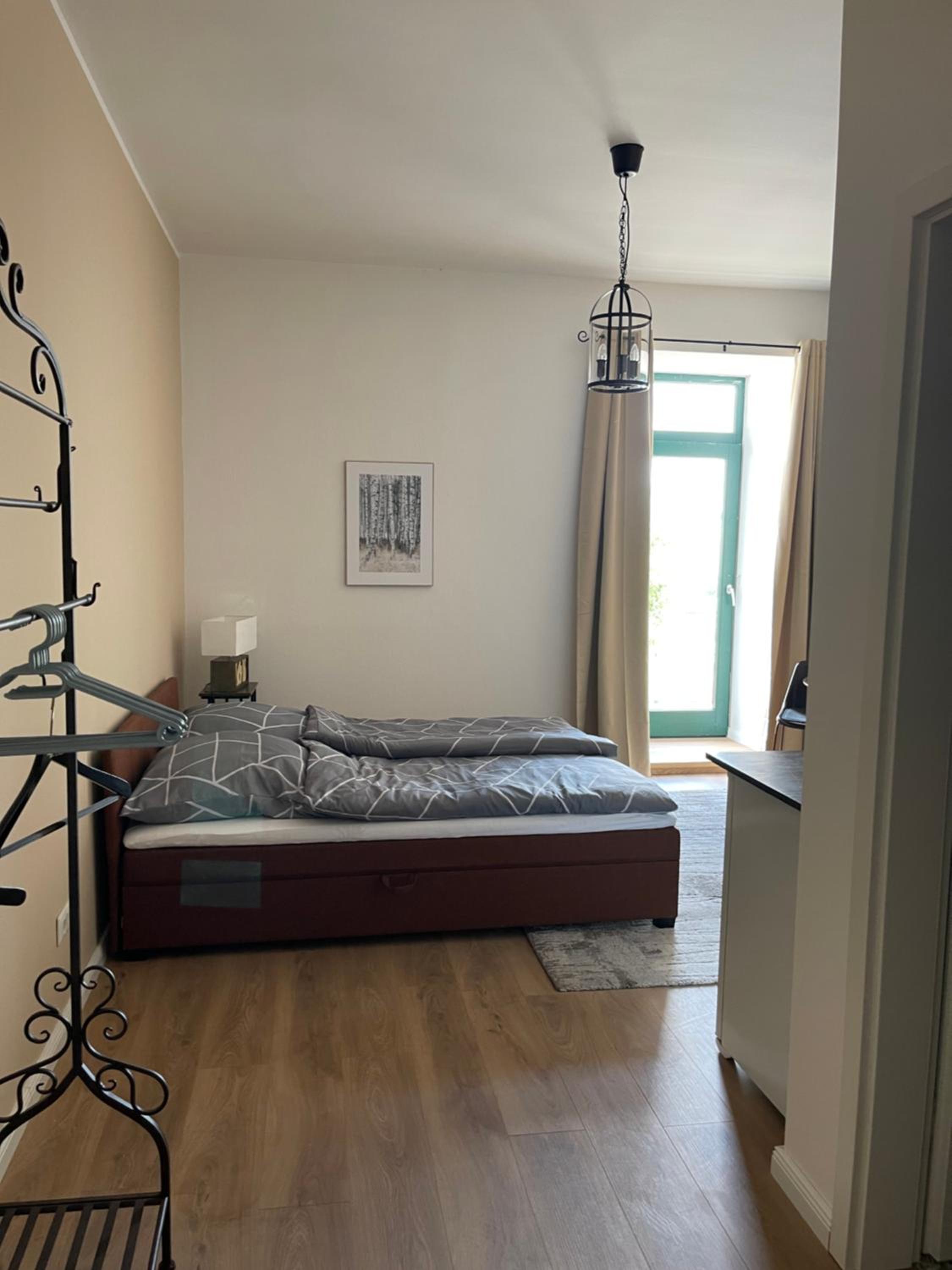 Neu renoviert: 11 Zimmer mit großer Wohnküche, mitten in der Natur