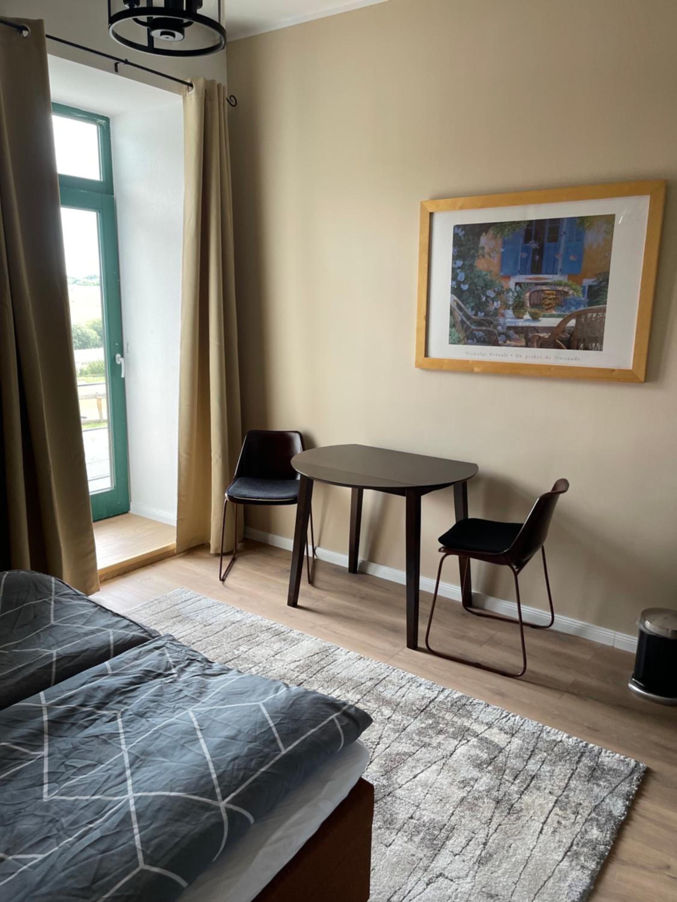 Neu renoviert: 11 Zimmer mit großer Wohnküche, mitten in der Natur