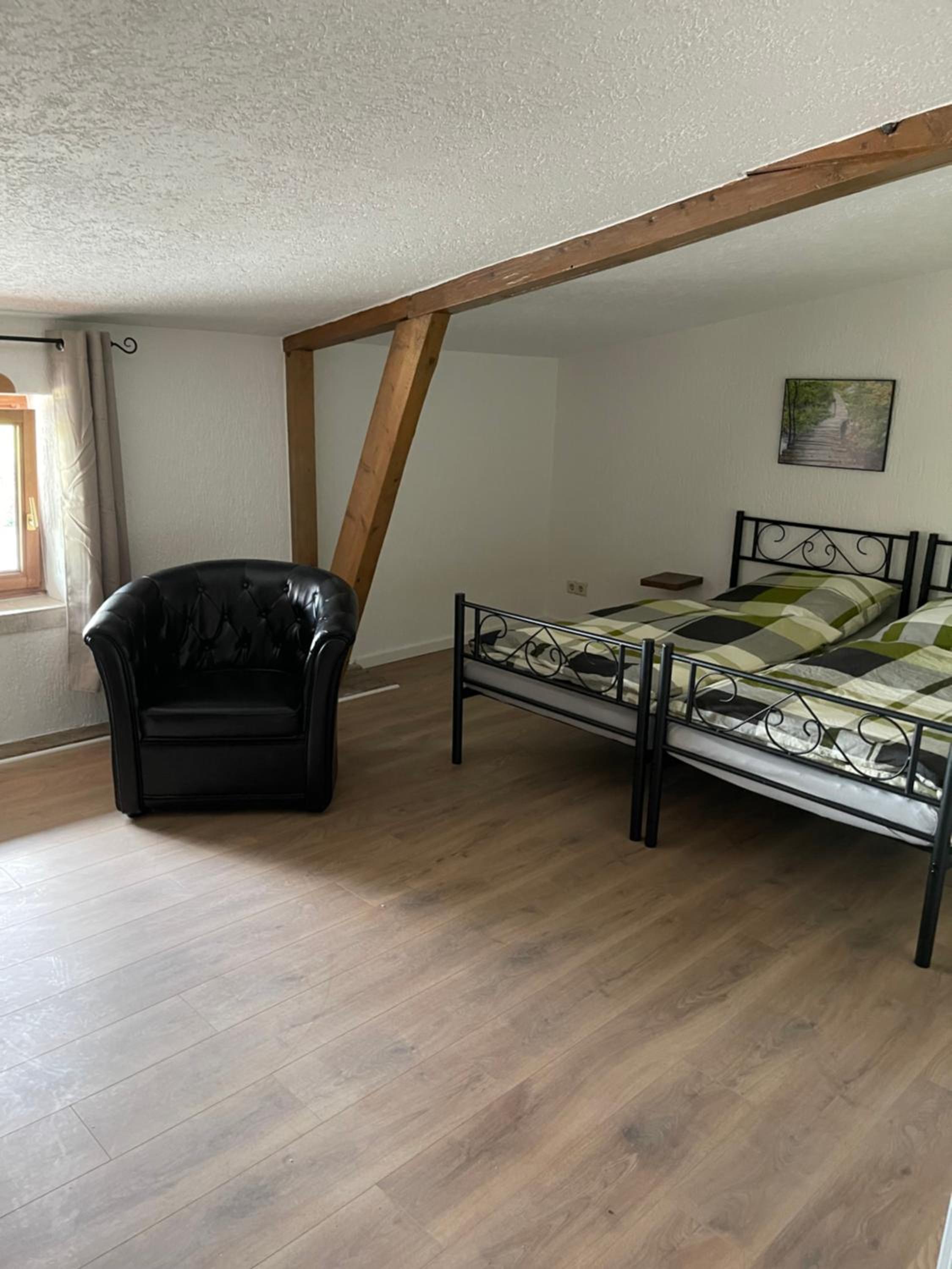 Neu renoviert: 11 Zimmer mit großer Wohnküche, mitten in der Natur