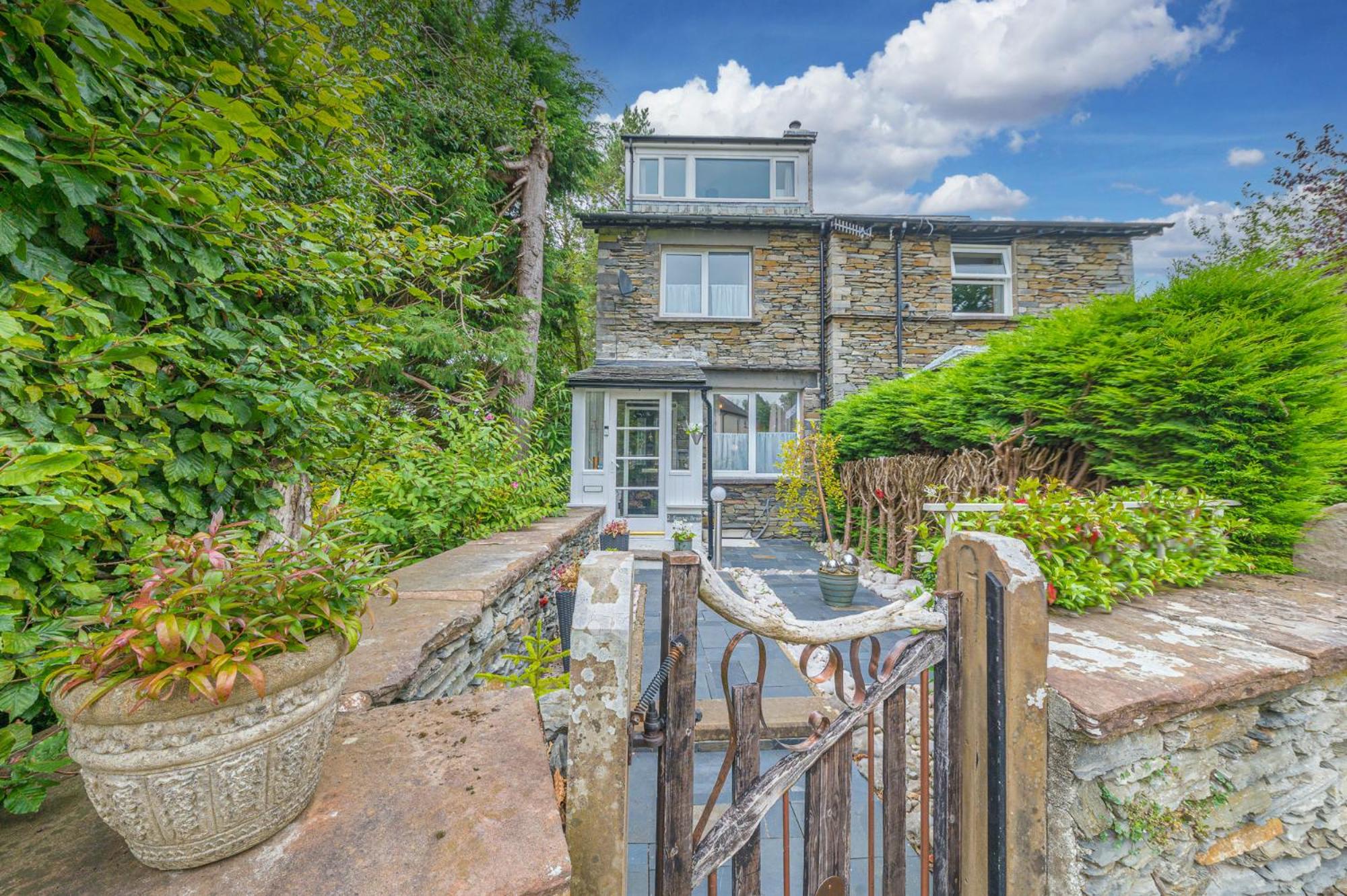 Sunny Brae, dog friendly Windermere Cottage view 2