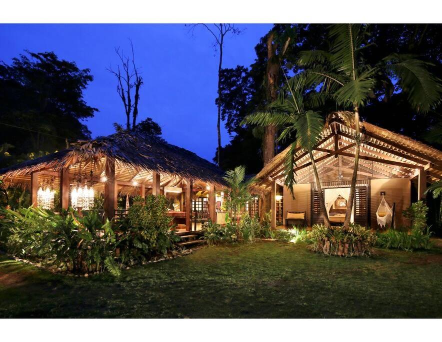 Magical 3 bed home- Private pool + Beach access