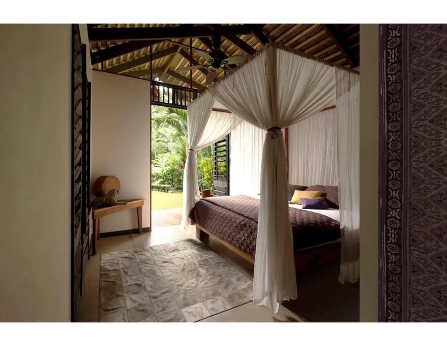 Magical 3 bed home- Private pool + Beach access