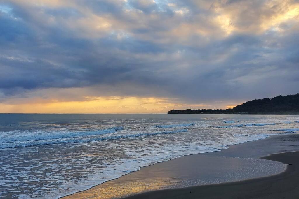 Magical 3 bed home- Private pool + Beach access