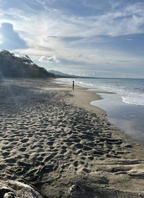 Magical 3 bed home- Private pool + Beach access
