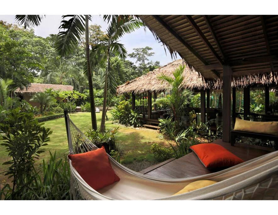 Magical 3 bed home- Private pool + Beach access