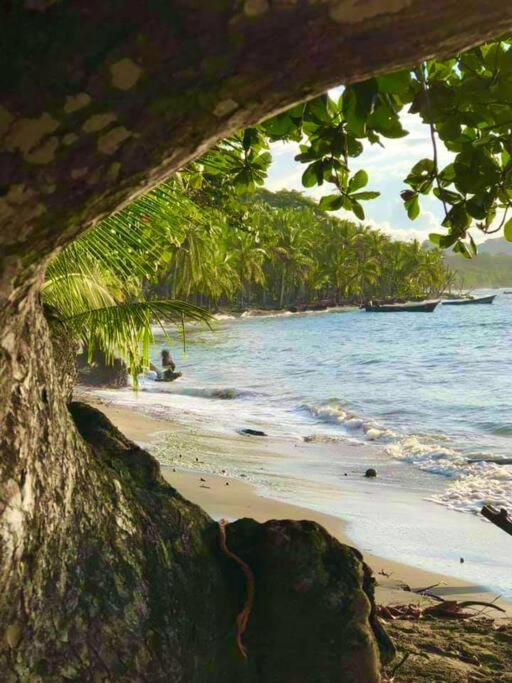 Magical 3 bed home- Private pool + Beach access