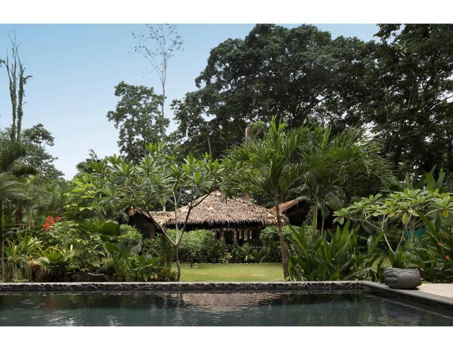Magical 3 bed home- Private pool + Beach access