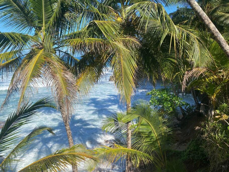 Magical 3 bed home- Private pool + Beach access