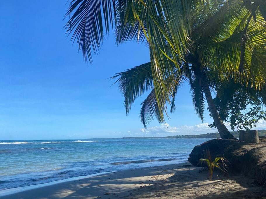 Magical 3 bed home- Private pool + Beach access