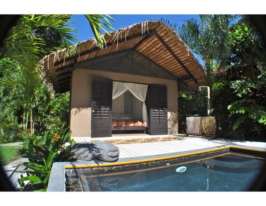 Magical 3 bed home- Private pool + Beach access