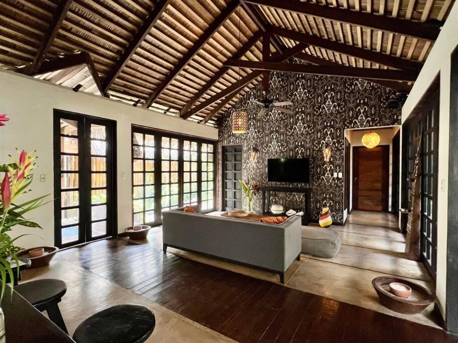 Magical 3 bed home- Private pool + Beach access