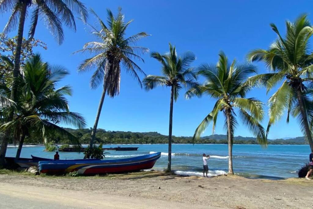 Magical 3 bed home- Private pool + Beach access