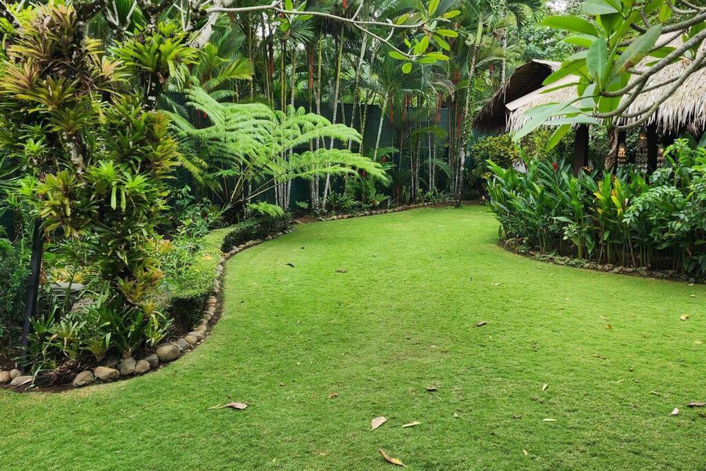 Magical 3 bed home- Private pool + Beach access