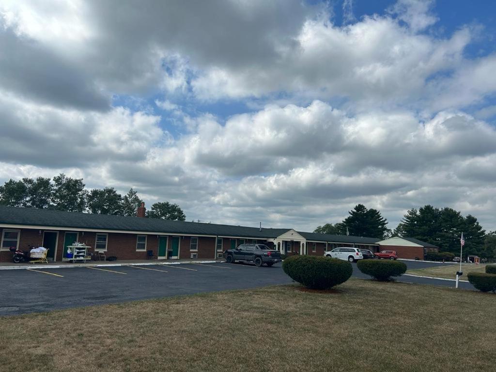 Hillcrest Motel by Oyo Aurora near Lawrenceburg