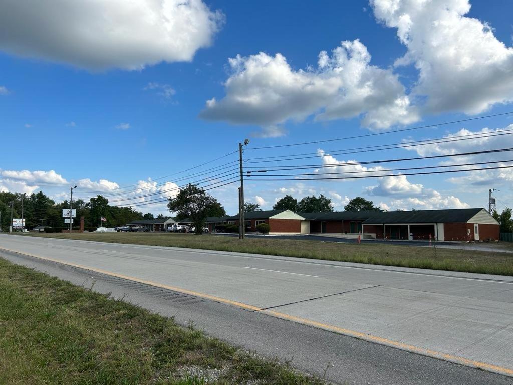 Hillcrest Motel by Oyo Aurora near Lawrenceburg