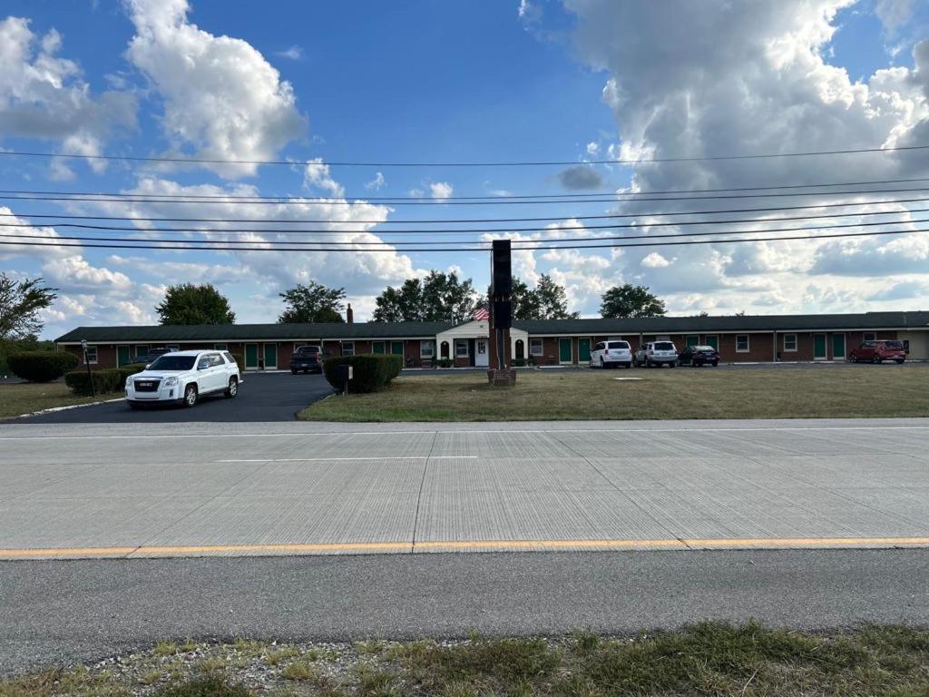 Hillcrest Motel by Oyo Aurora near Lawrenceburg