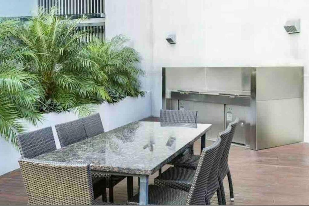 Oasis at Harbour Lights Cairns view 4