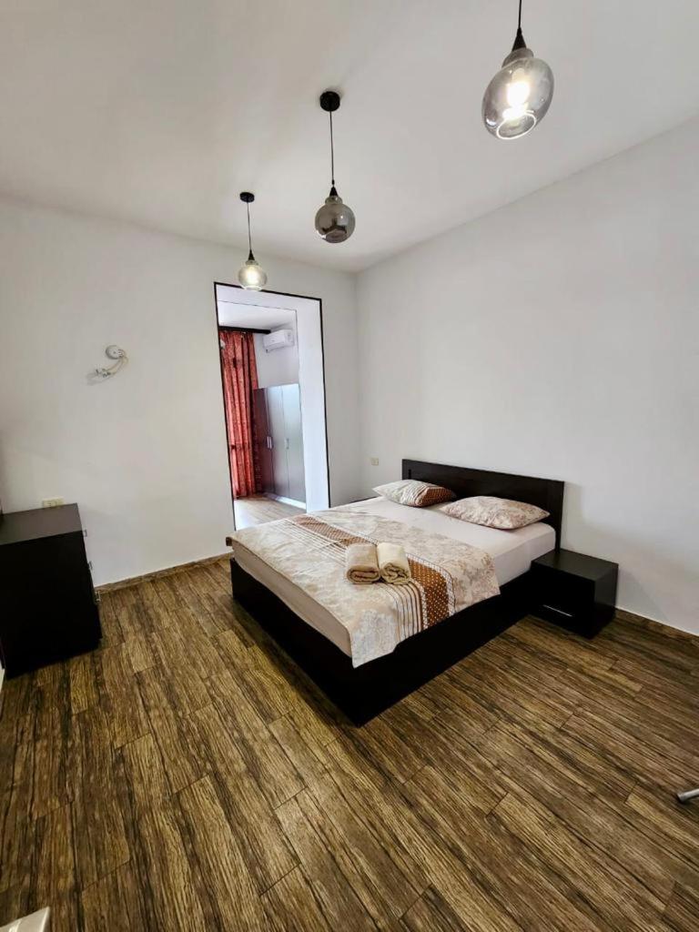 Modern Large Apartment with 3B/Room + 3 Bathroom with 2 Open Balcony in the Middle of City Center