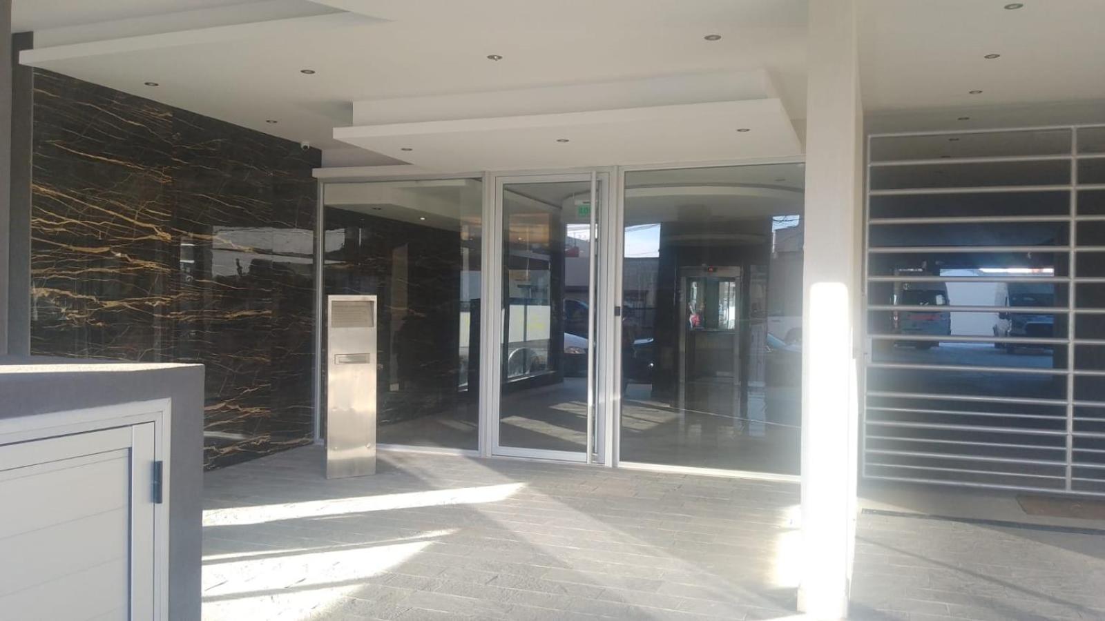 Amplio Estudio de lujo con balcon y parrilla