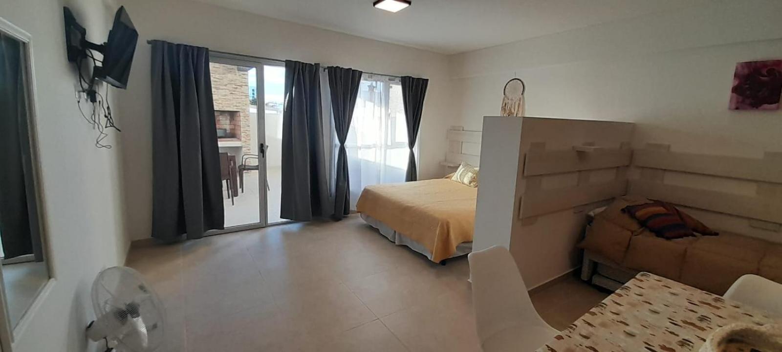 Amplio Estudio de lujo con balcon y parrilla