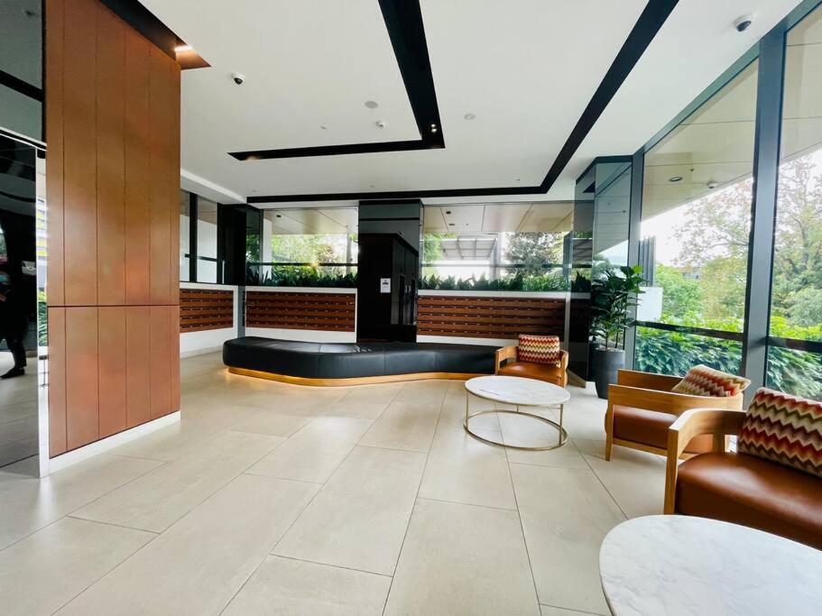 Luxury 2Beds Apt with stunning View (Parking, Gym)