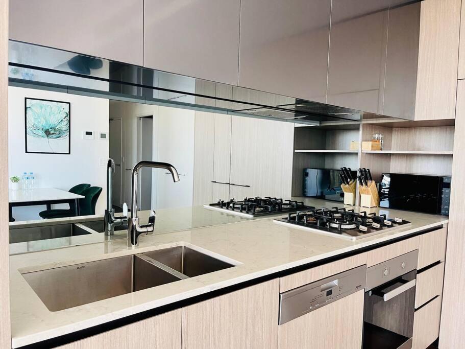 Luxury 2Beds Apt with stunning View (Parking, Gym)