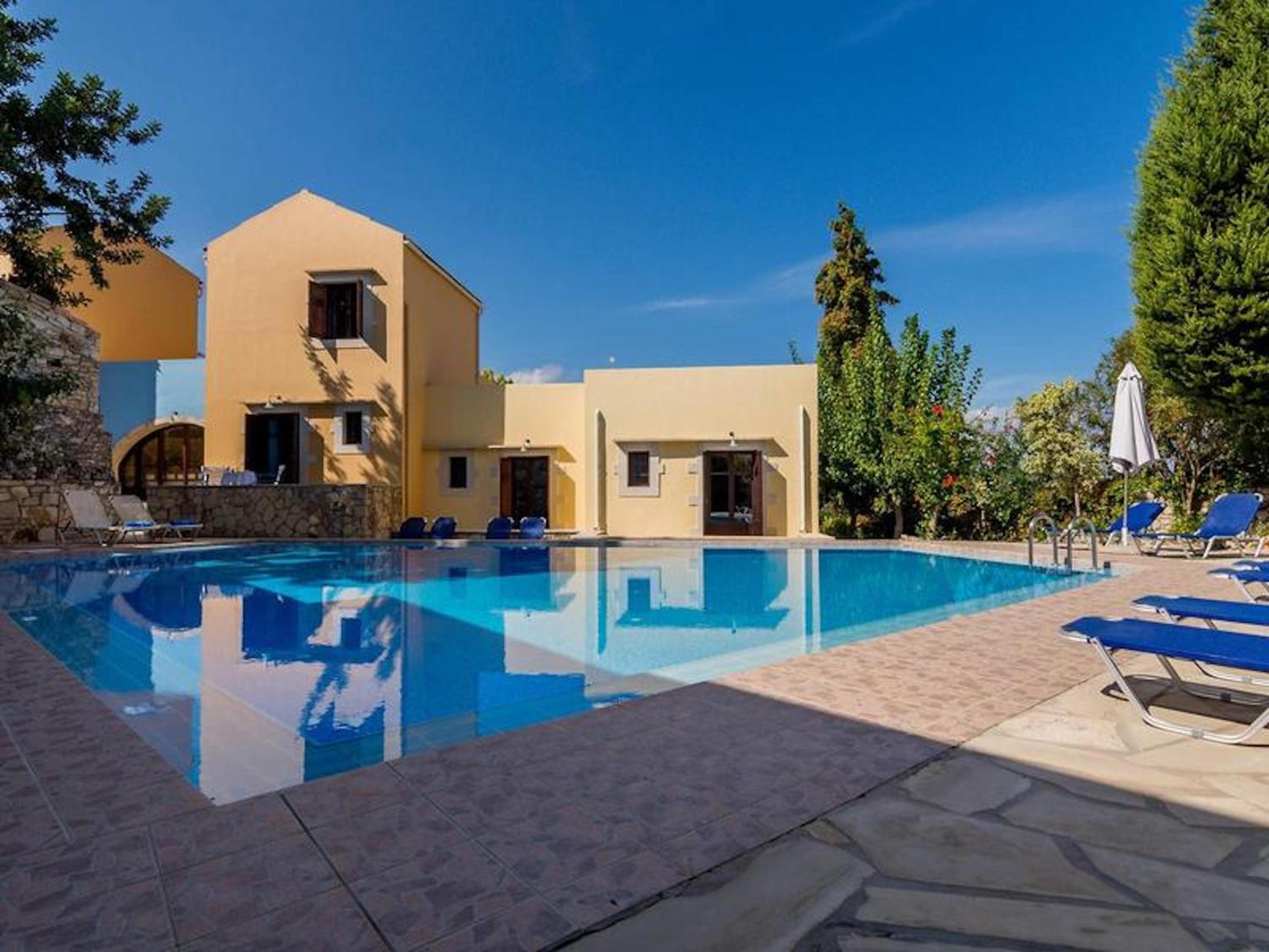 Group Accomodation, Heliopetra Studios And Houses
