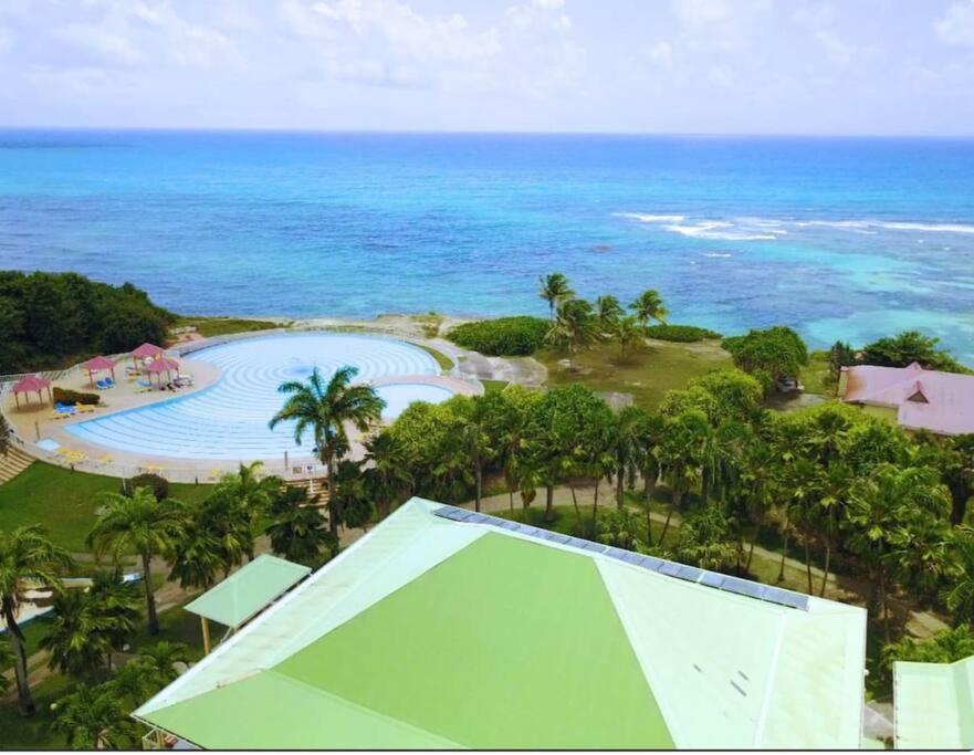 STUDIO VUE MER ANSE DES ROCHERS PISCINE ET PLAGE view 3