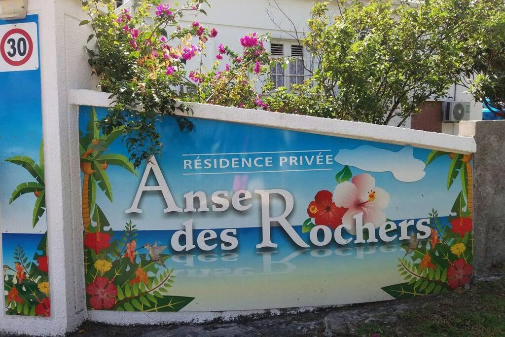 STUDIO VUE MER ANSE DES ROCHERS PISCINE ET PLAGE view 4