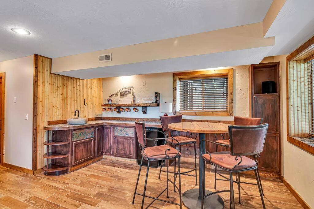 Charming 4 Bedroom 4 bathroom Lake view home view 3