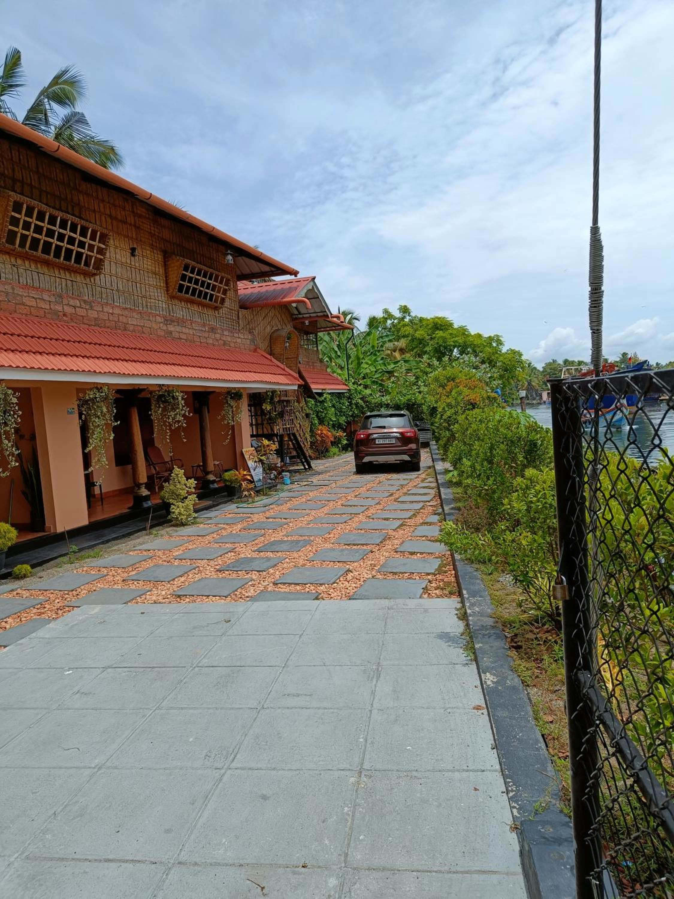CANALVIEW PRIVATE COTTAGE Azhikkal Ayiram Thengu view 5