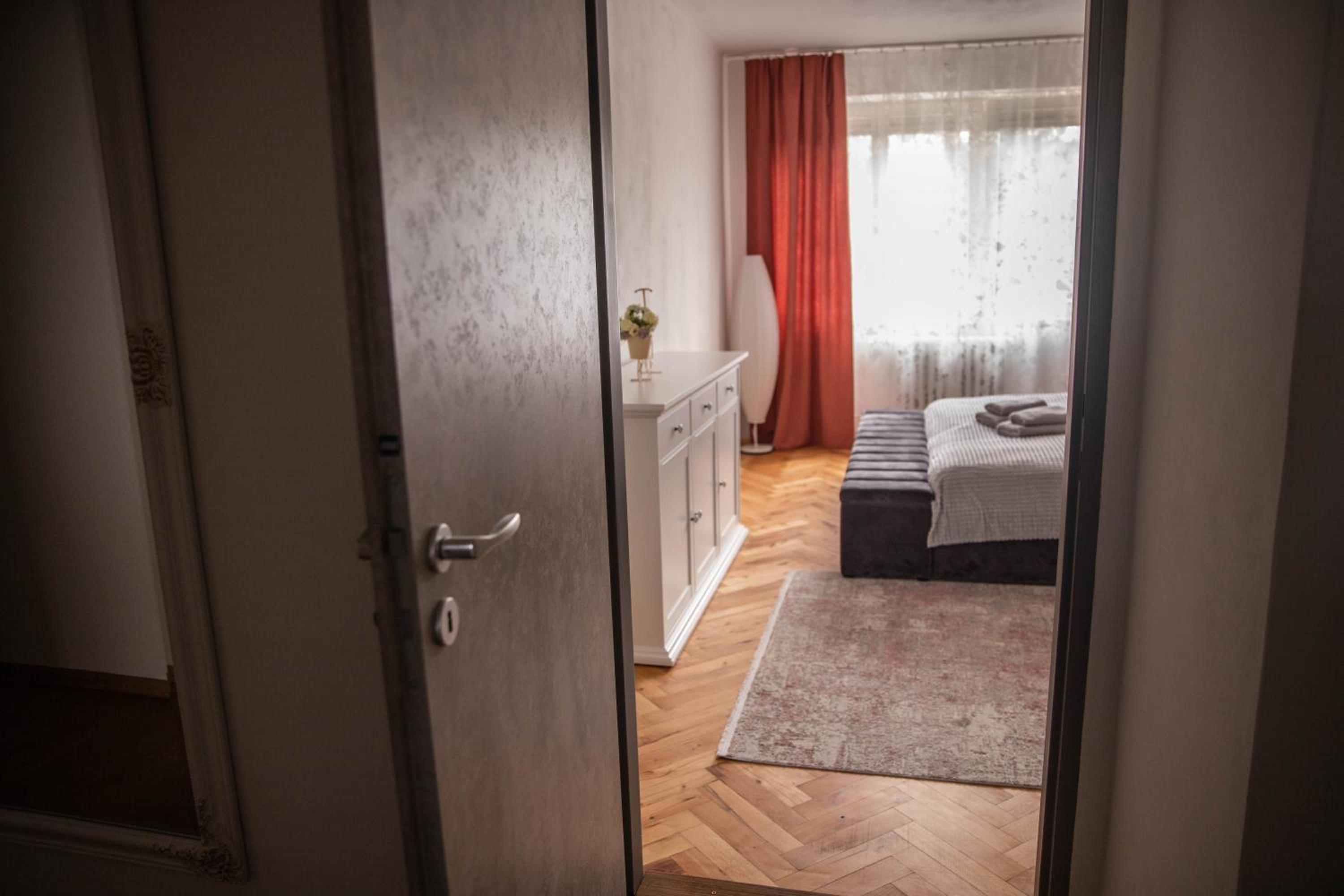 Prostorný byt v centru u řeky, 2 ložnice, balkón