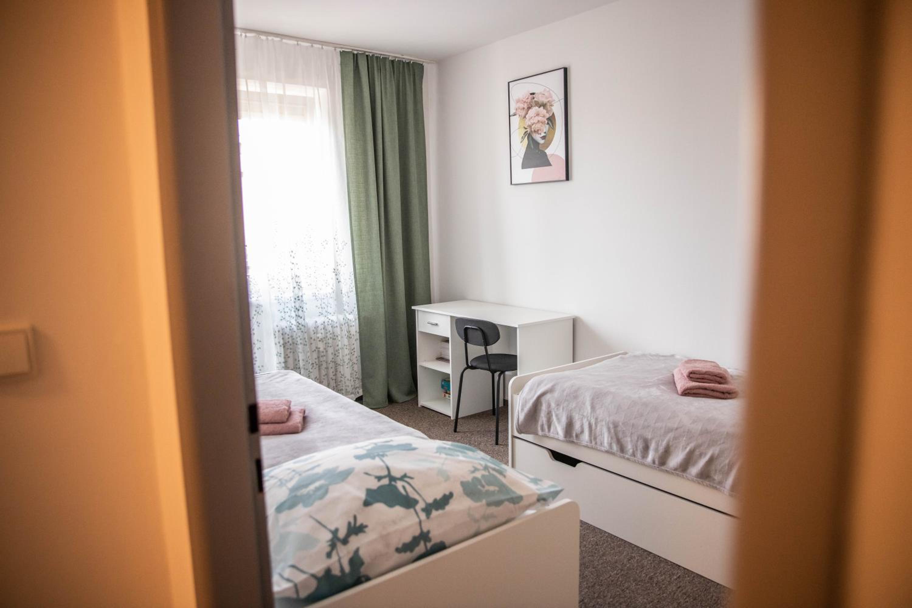 Prostorný byt v centru u řeky, 2 ložnice, balkón