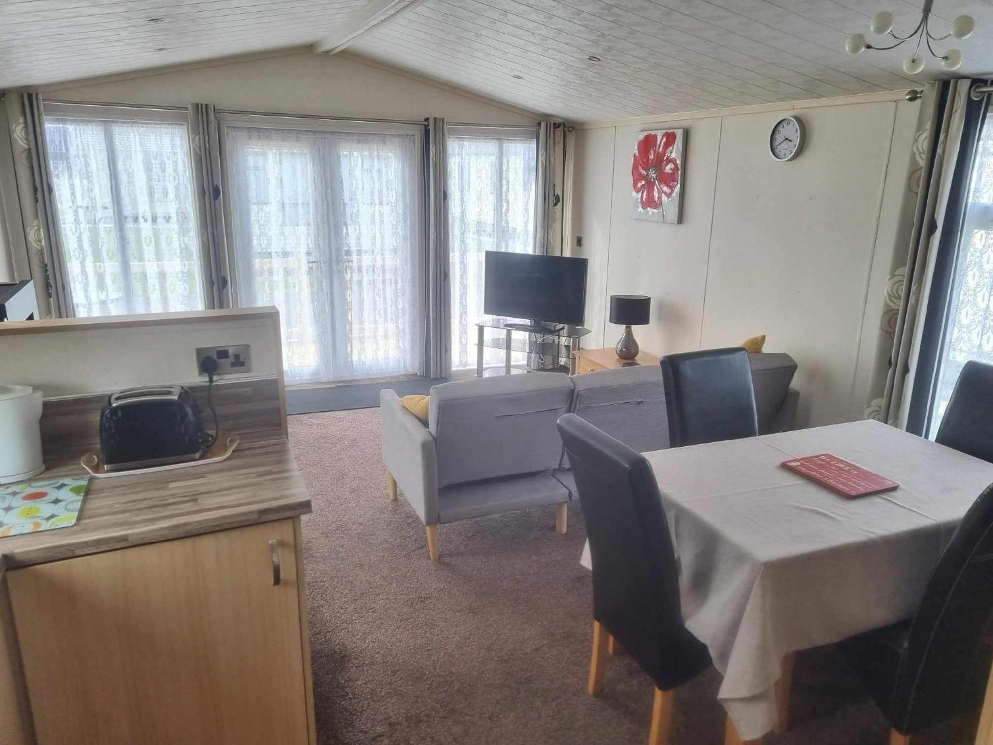 PG145 6 BERTH DELUXE CARAVAN GOLDEN PALM CHAPEL ST LEONARDs view 4