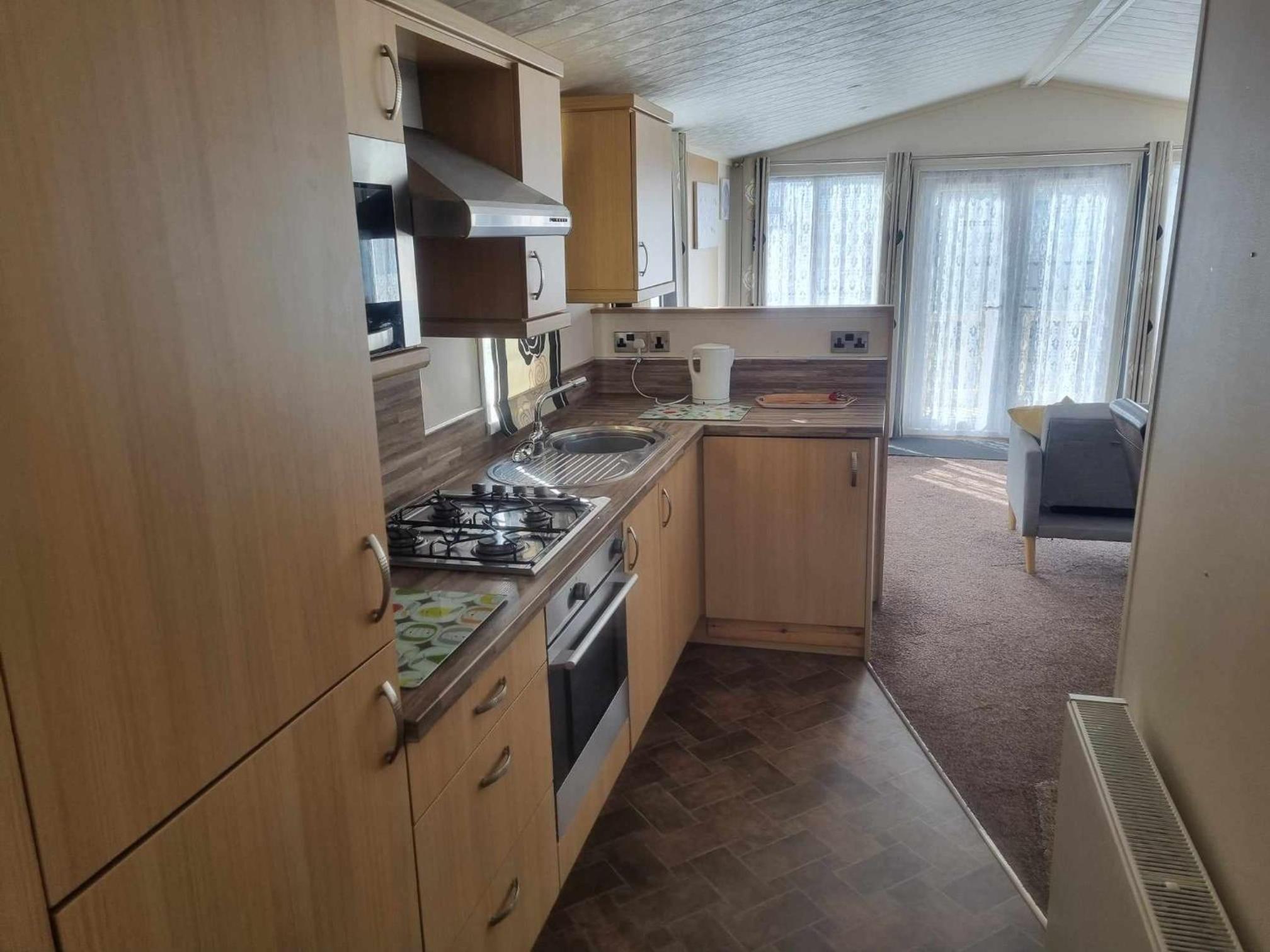 PG145 6 BERTH DELUXE CARAVAN GOLDEN PALM CHAPEL ST LEONARDs view 5