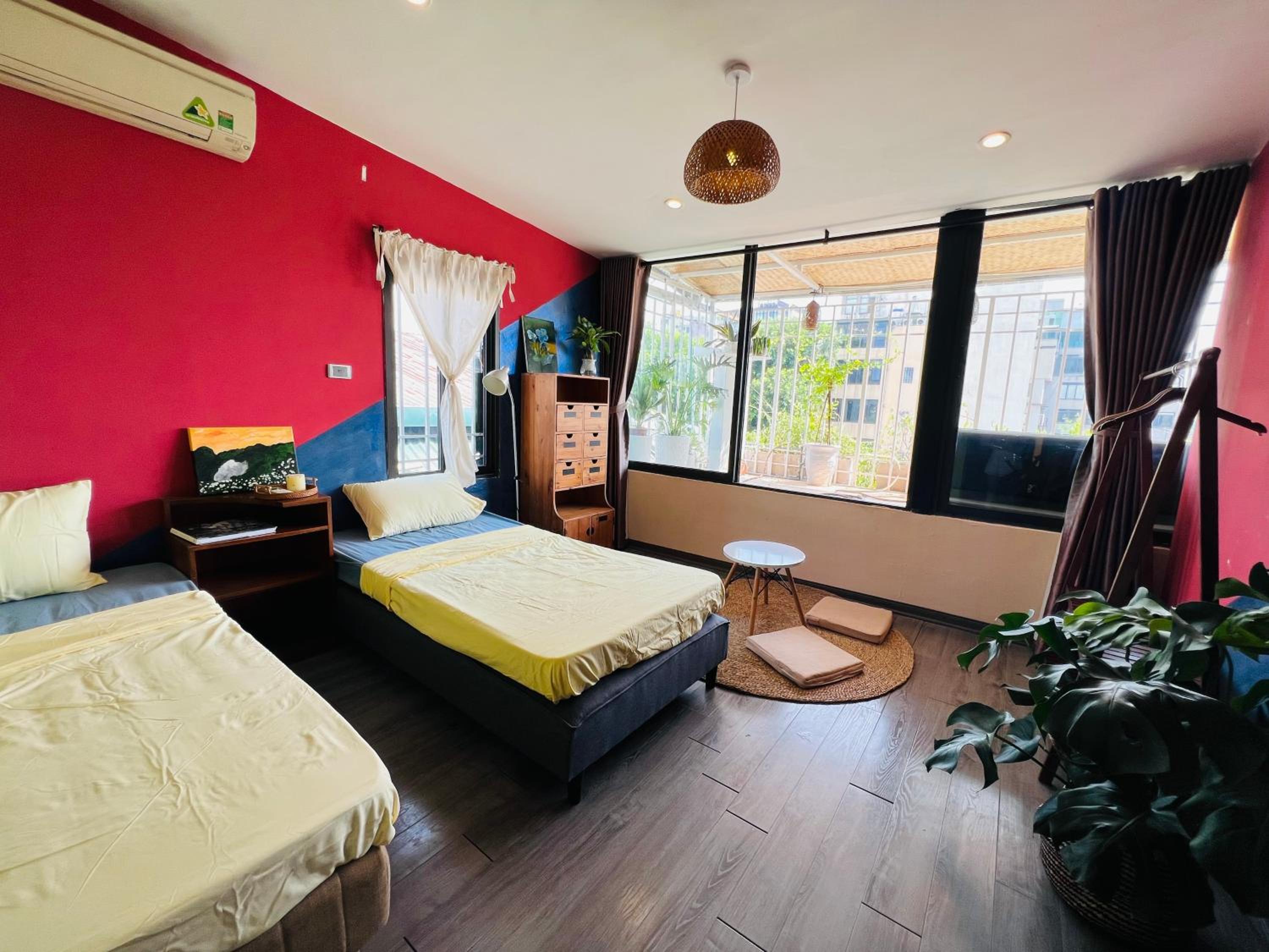 Terra Homestay - Big Balcony with elevator - 150m to Hoan Kiem Lake