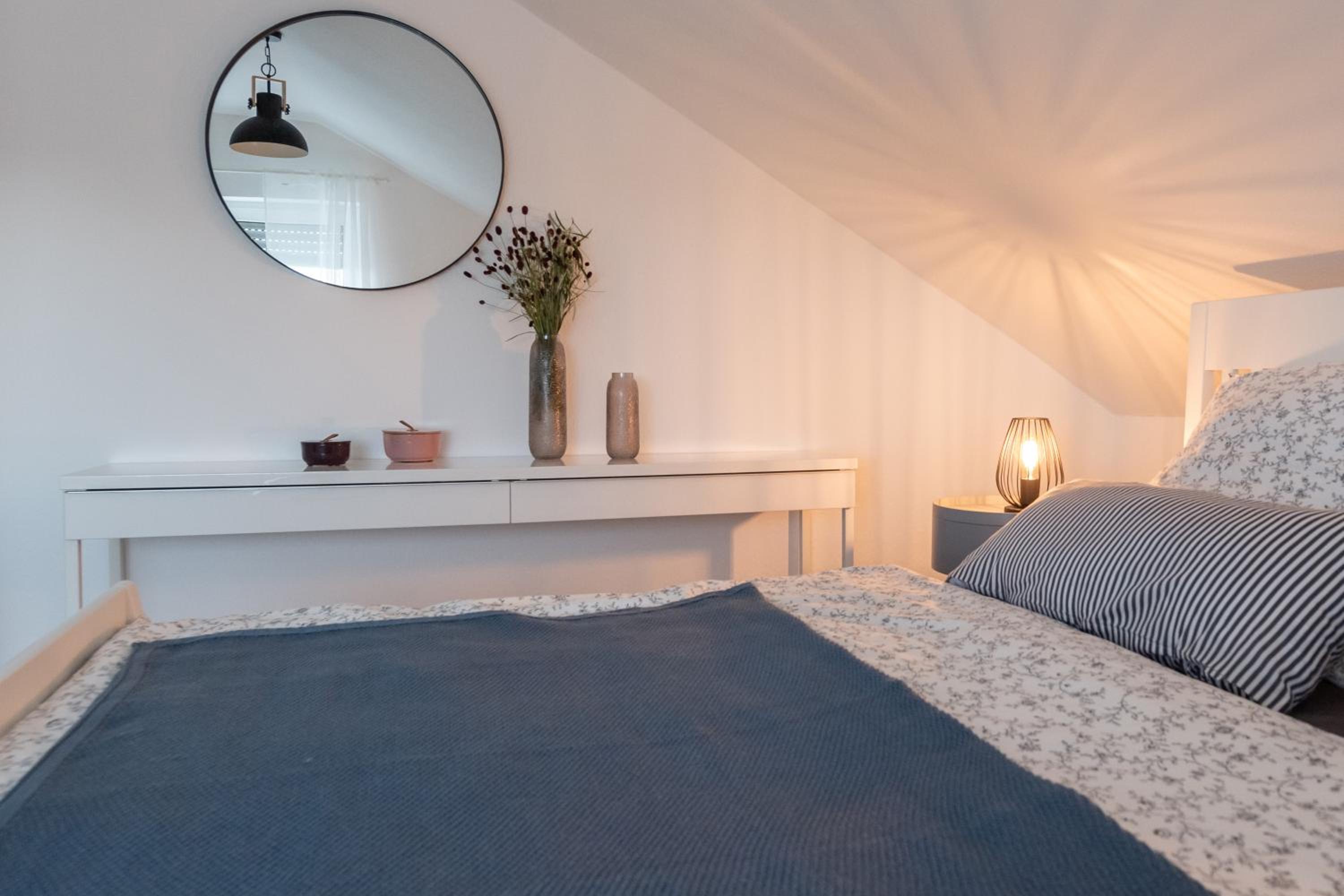fuldaliebe - Helle Ferienwohnung mit Küche, Parkplatz, WLAN, Self Check-in
