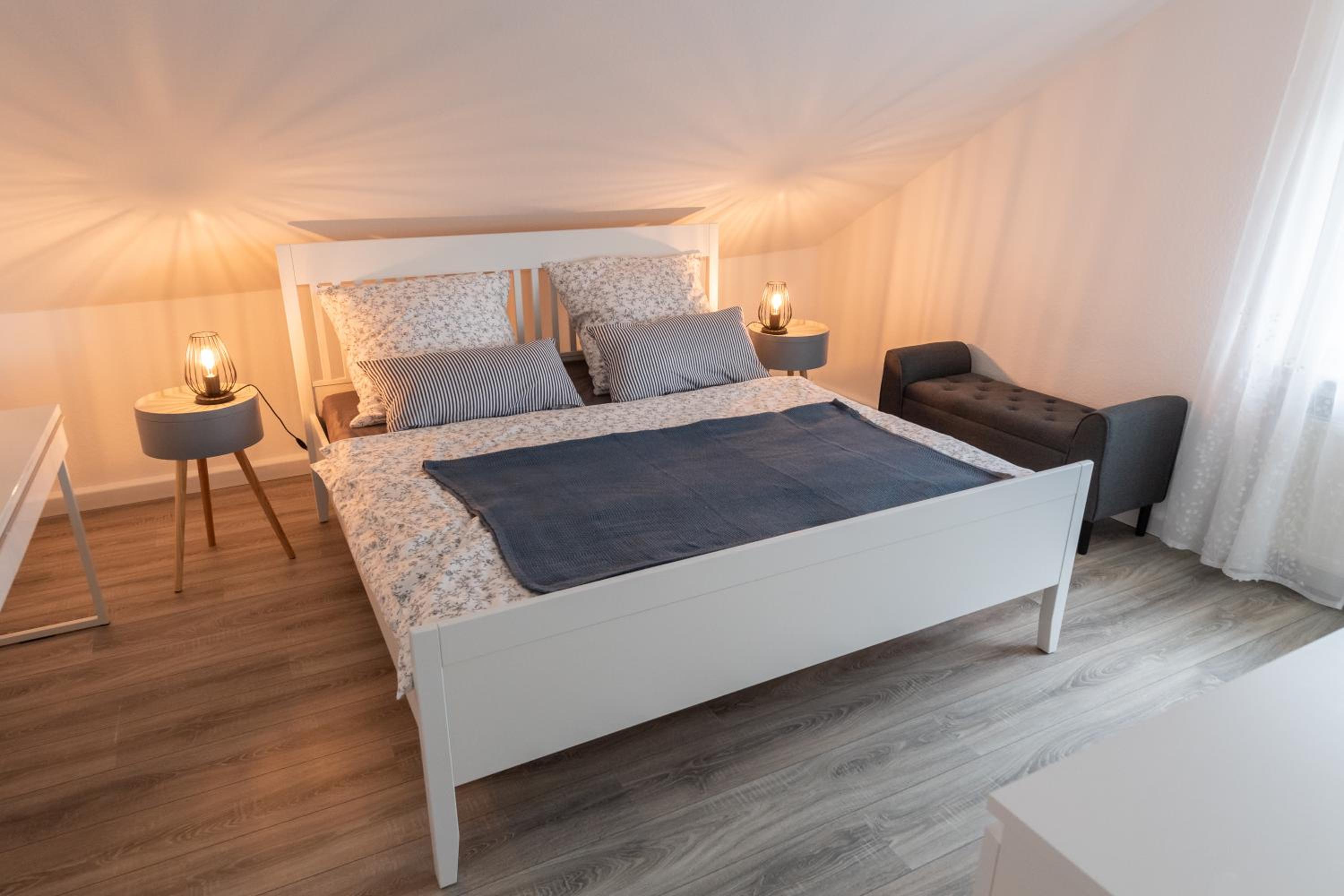 fuldaliebe - Helle Ferienwohnung mit Küche, Parkplatz, WLAN, Self Check-in