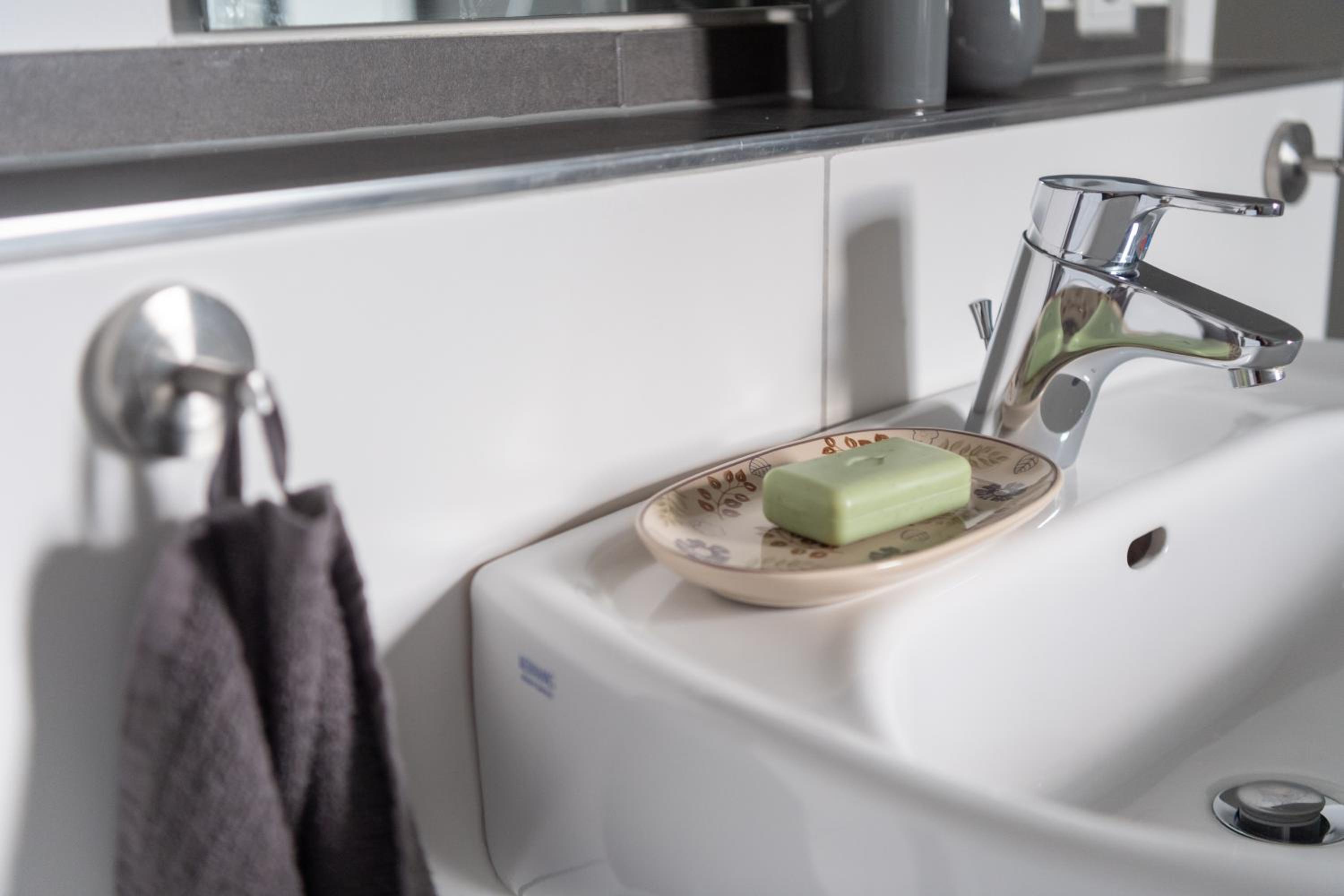 fuldaliebe - Helle Ferienwohnung mit Küche, Parkplatz, WLAN, Self Check-in
