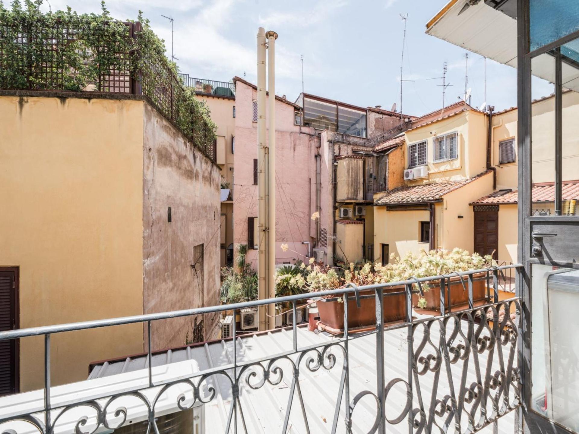 The Best Rent - Two-bedroom apartment with terrace near Trevi Fountain