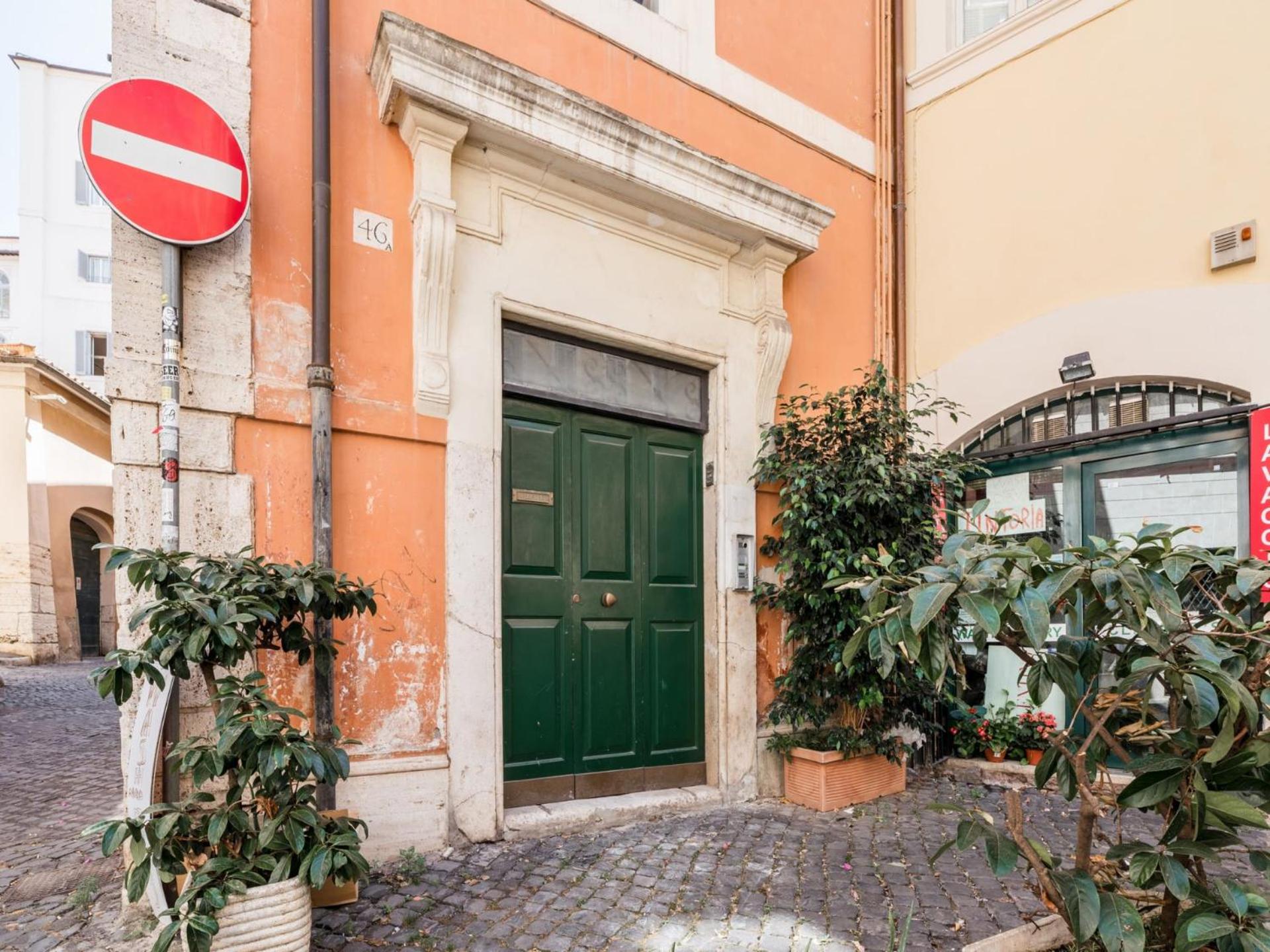 The Best Rent - Two-bedroom apartment with terrace near Trevi Fountain