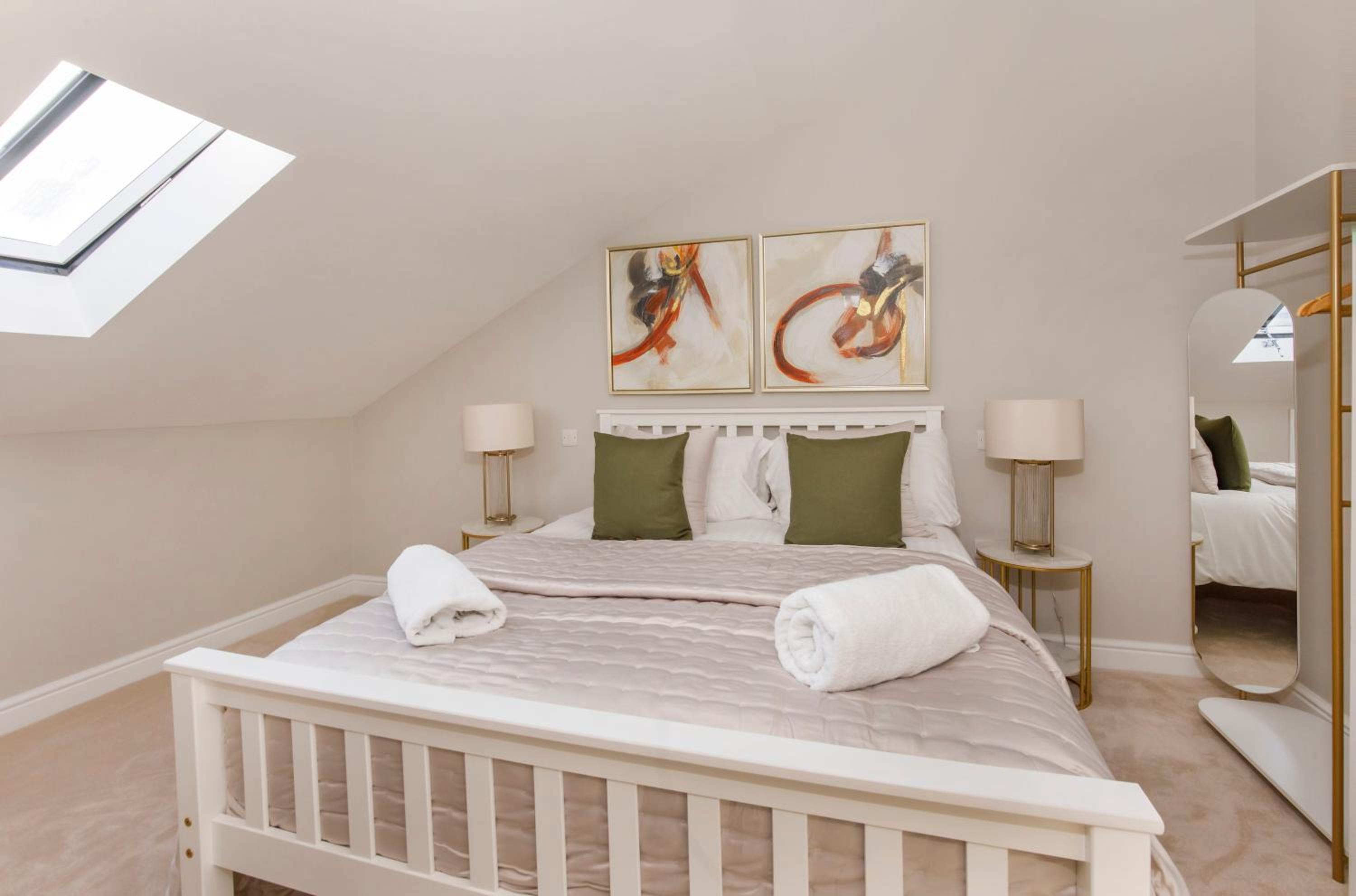 Crescent Court modern and luxurious Apartments York view 4