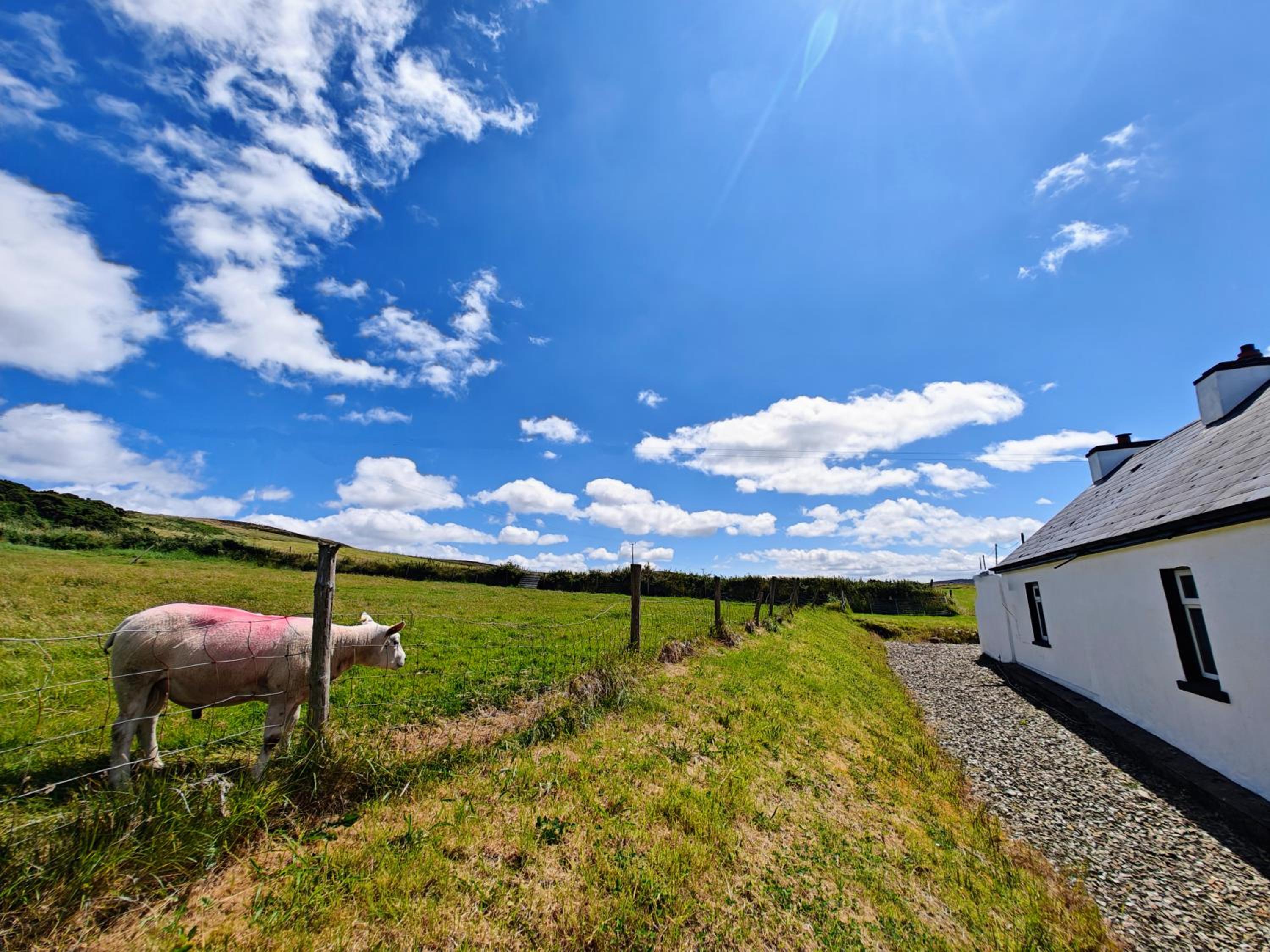 Teach Róisin-Traditional Irish holiday cottage in Malin Head.