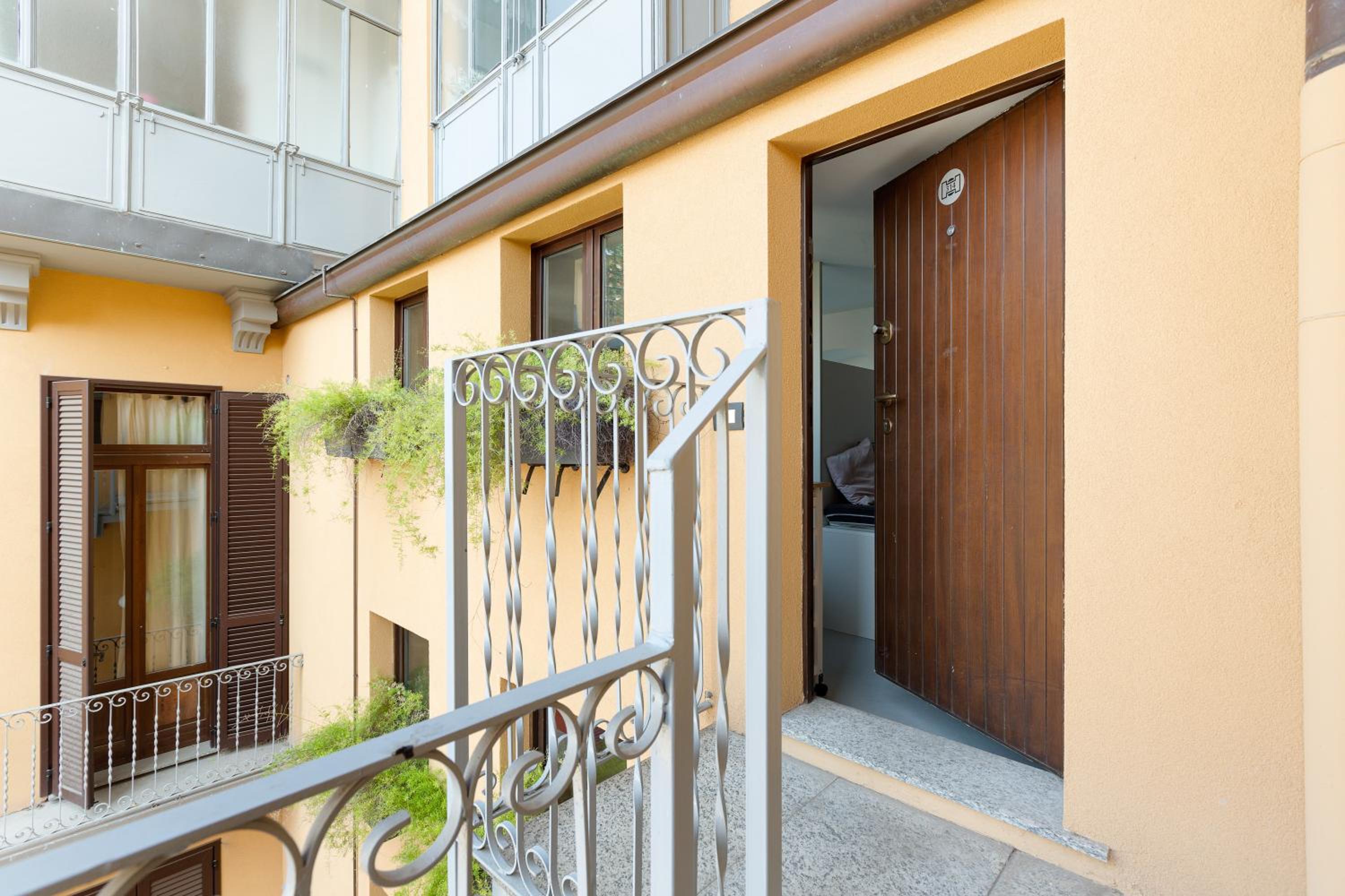 GuestHost - Milano Magenta Long Let Apts