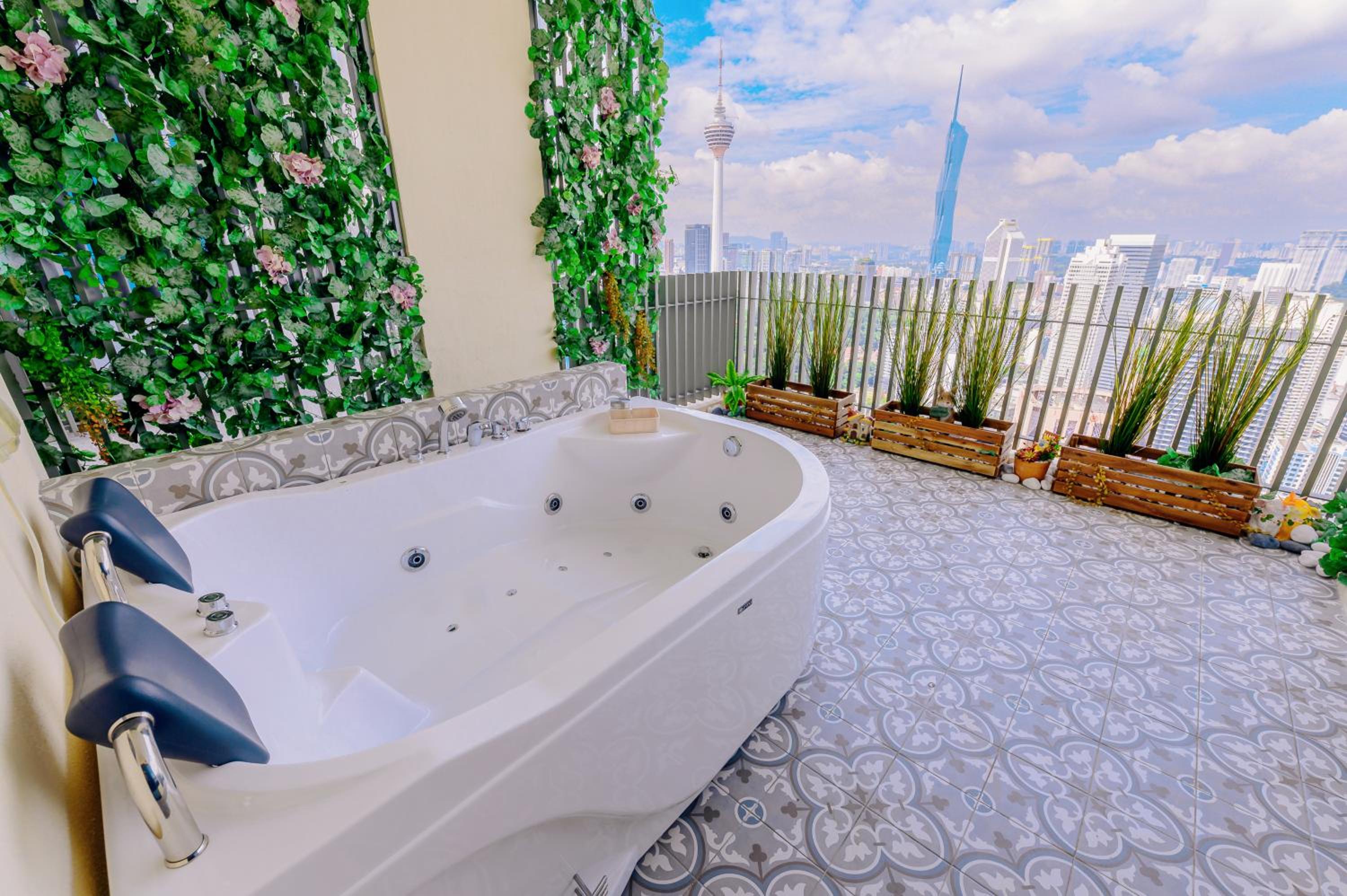 Penthouse Sky Jacuzzi At KLCC