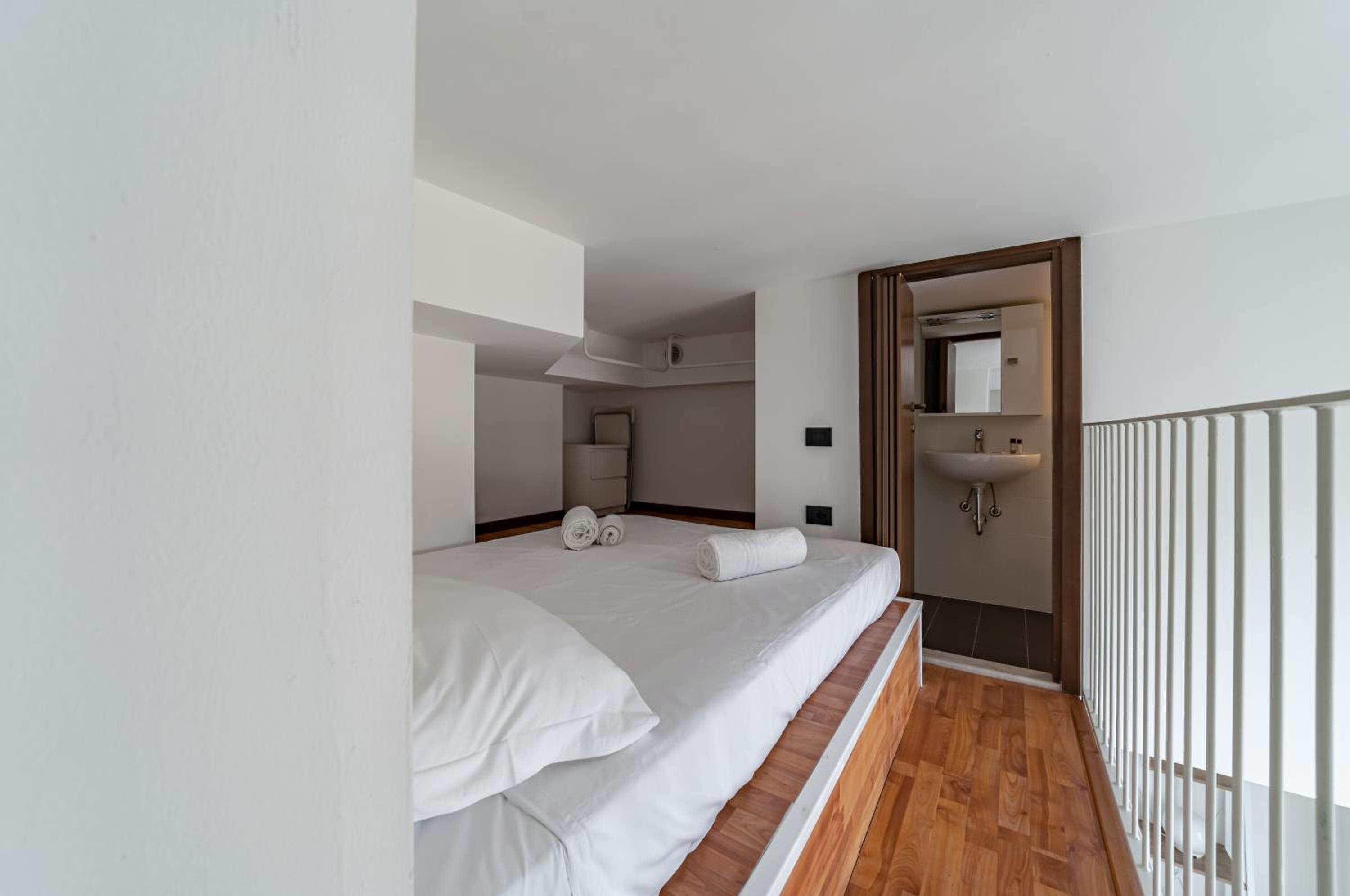 GuestHost - Milano Magenta Long Let Apts